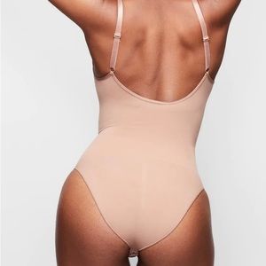 Skims SCULPTING BODYSUIT W. SNAPS